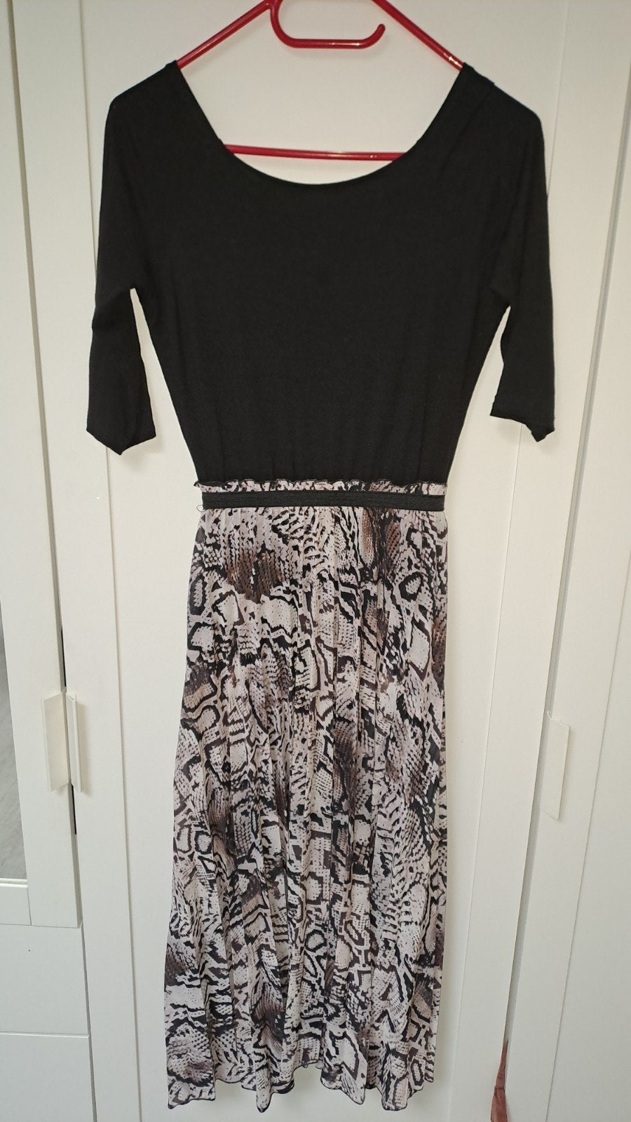 KIKISIX Jurk met slangenprint rok, Kleding | Dames, Zwart, Ophalen of Verzenden, Zo goed als nieuw, Onder de knie