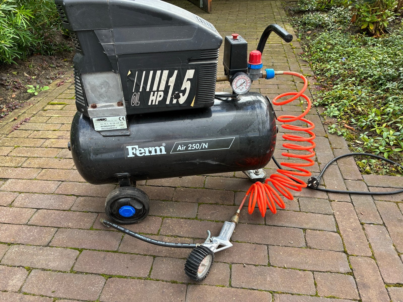 Ferm Air 250/N Compressor met accessoires, Doe-het-zelf en Verbouw, Ophalen, Gebruikt, 6 tot 10 bar, 200 tot 400 liter/min