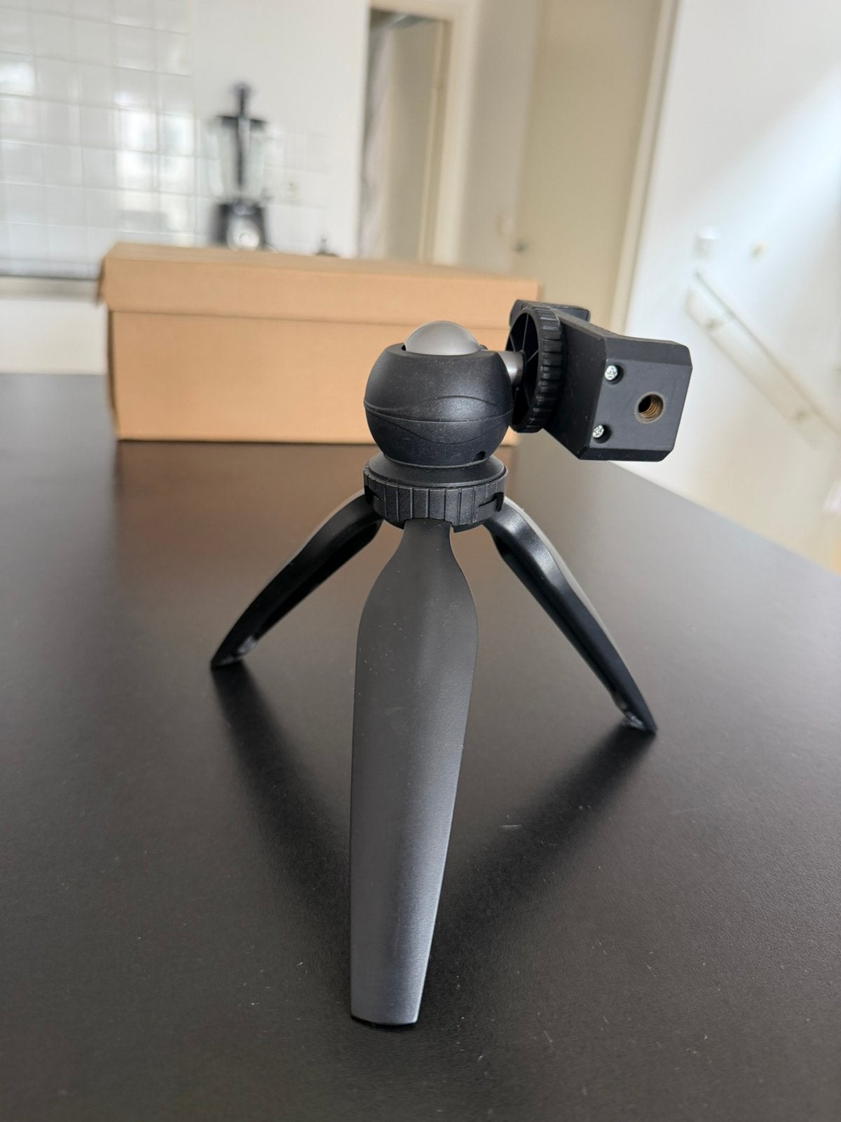 MOJOGEAR mini tripod / vlog kit with smartphone holder., Ophalen of Verzenden, Zo goed als nieuw, Driepoot