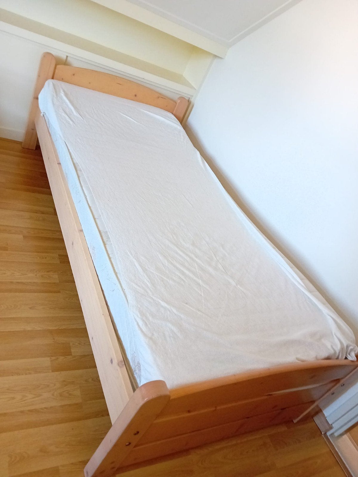 Eenpersoonsbed van hout met lattenbodem en matras, Huis en Inrichting, Slaapkamer | Bedden, Ophalen, Gebruikt, 90 cm, Eenpersoons