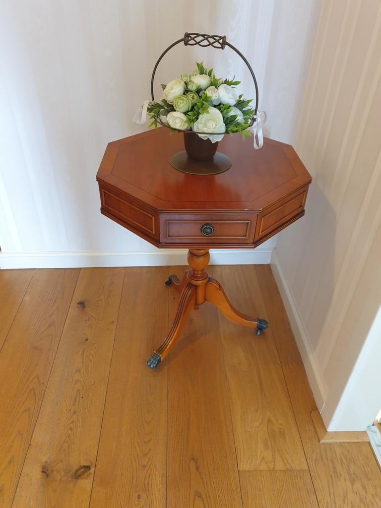 Achthoekig mahonie houten bijzet tafeltje op 3 poten, Ophalen, Rond, Minder dan 55 cm, 60 cm of meer