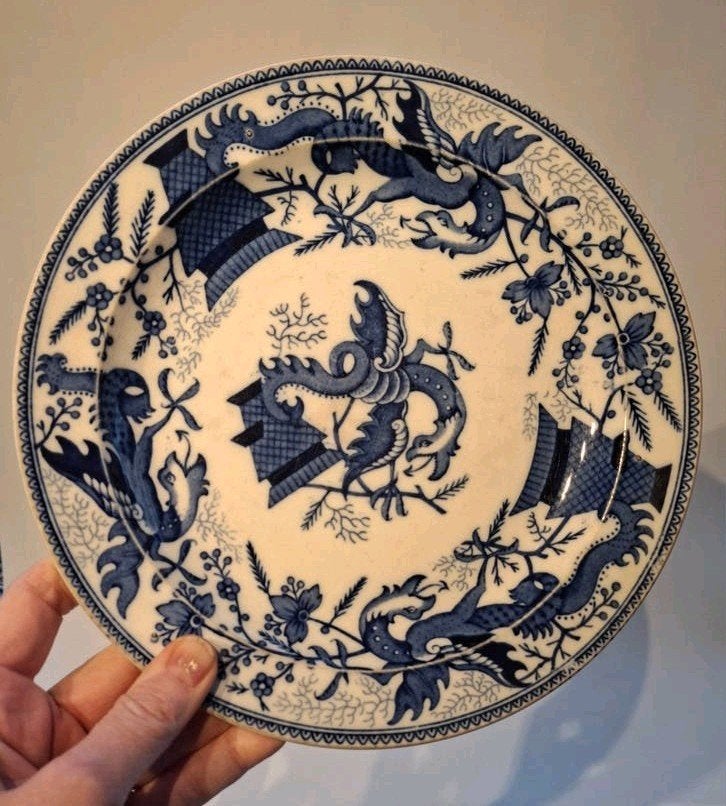Antiek "Dragon" Bord van Petrus Regout, Huis en Inrichting, Gebruikt, Keramiek, Ophalen of Verzenden, Schaal of Schalen