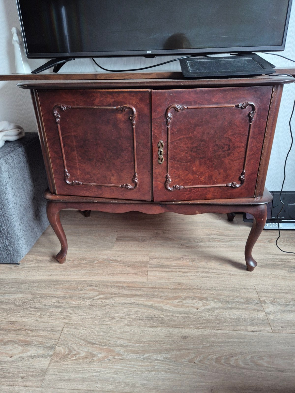 Vintage TV-kastje / Dressoir met sierlijke details, Ophalen, Gebruikt, Klassiek, Vintage, Barok, 50 tot 100 cm