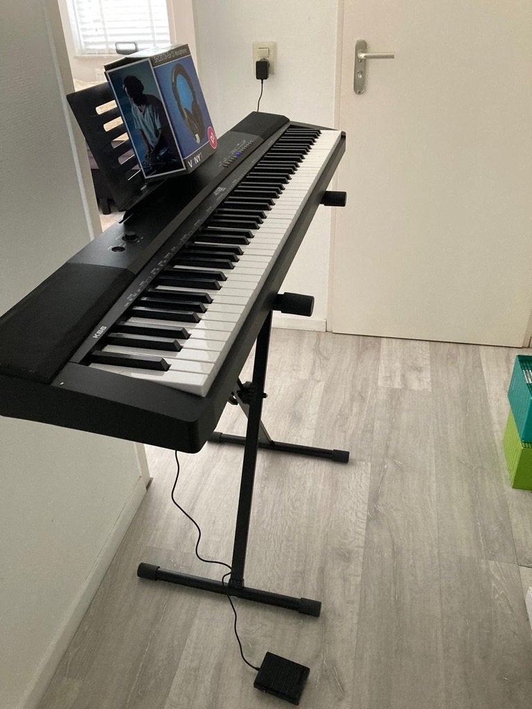 Keyboard, Muziek en Instrumenten, Keyboards, 88 toetsen, Zo goed als nieuw, Met standaard, Ophalen