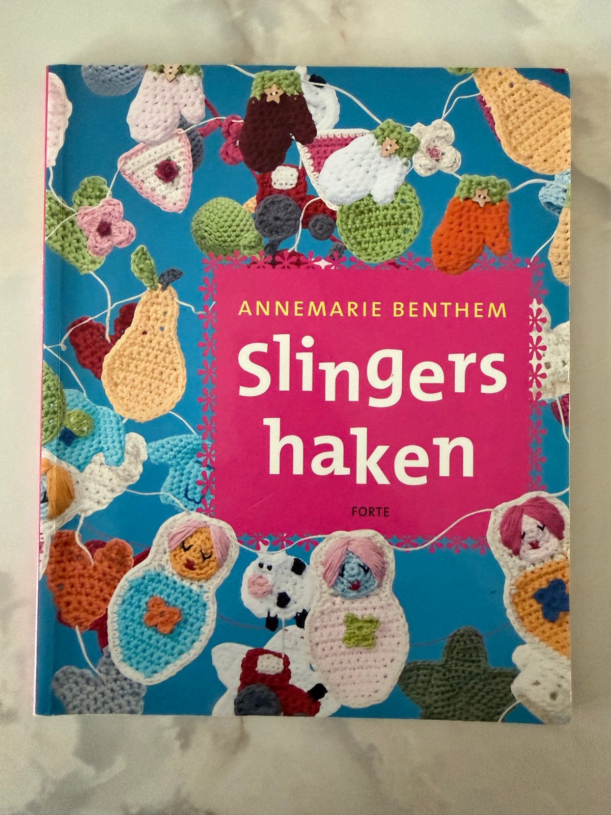 Slingers haken - Annemarie Benthem, Boeken, Ophalen of Verzenden, Zo goed als nieuw, Breien en Haken