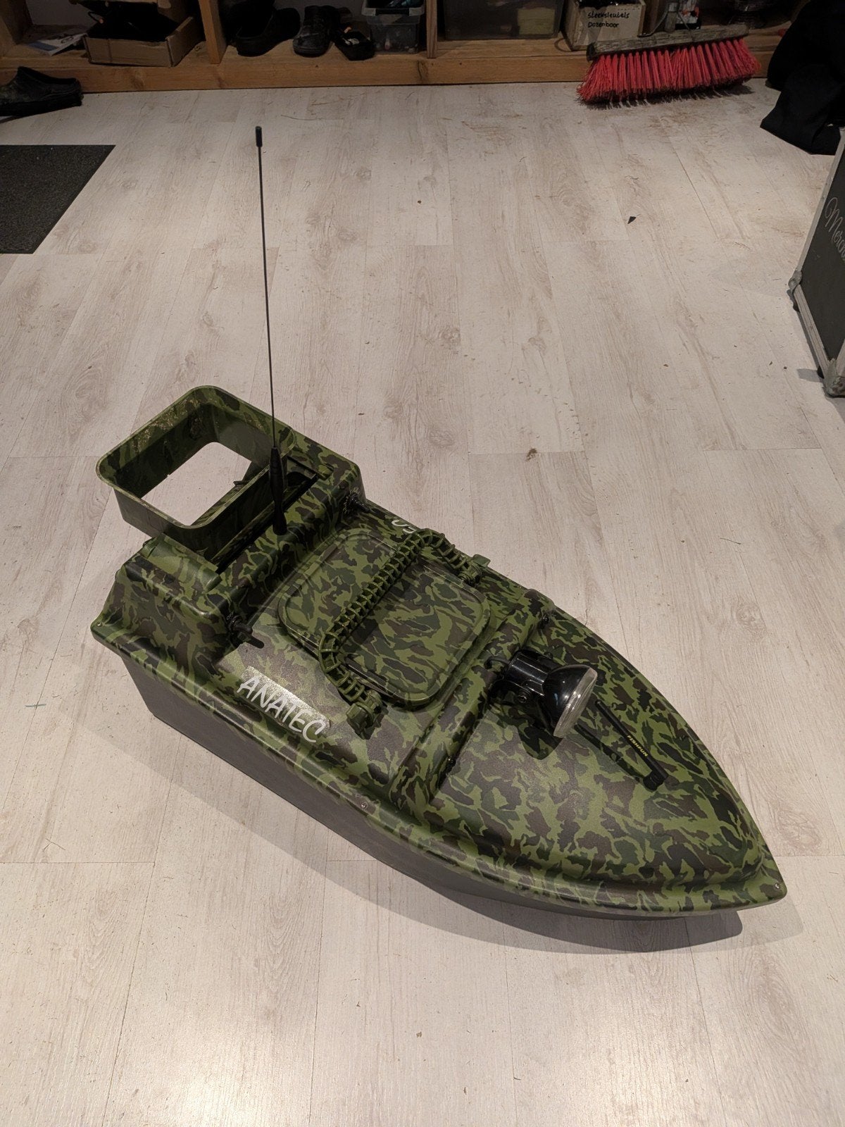 Anatec Mono Plus Voerboot Camo + Fishfinder + Accu's, Ophalen, Gebruikt