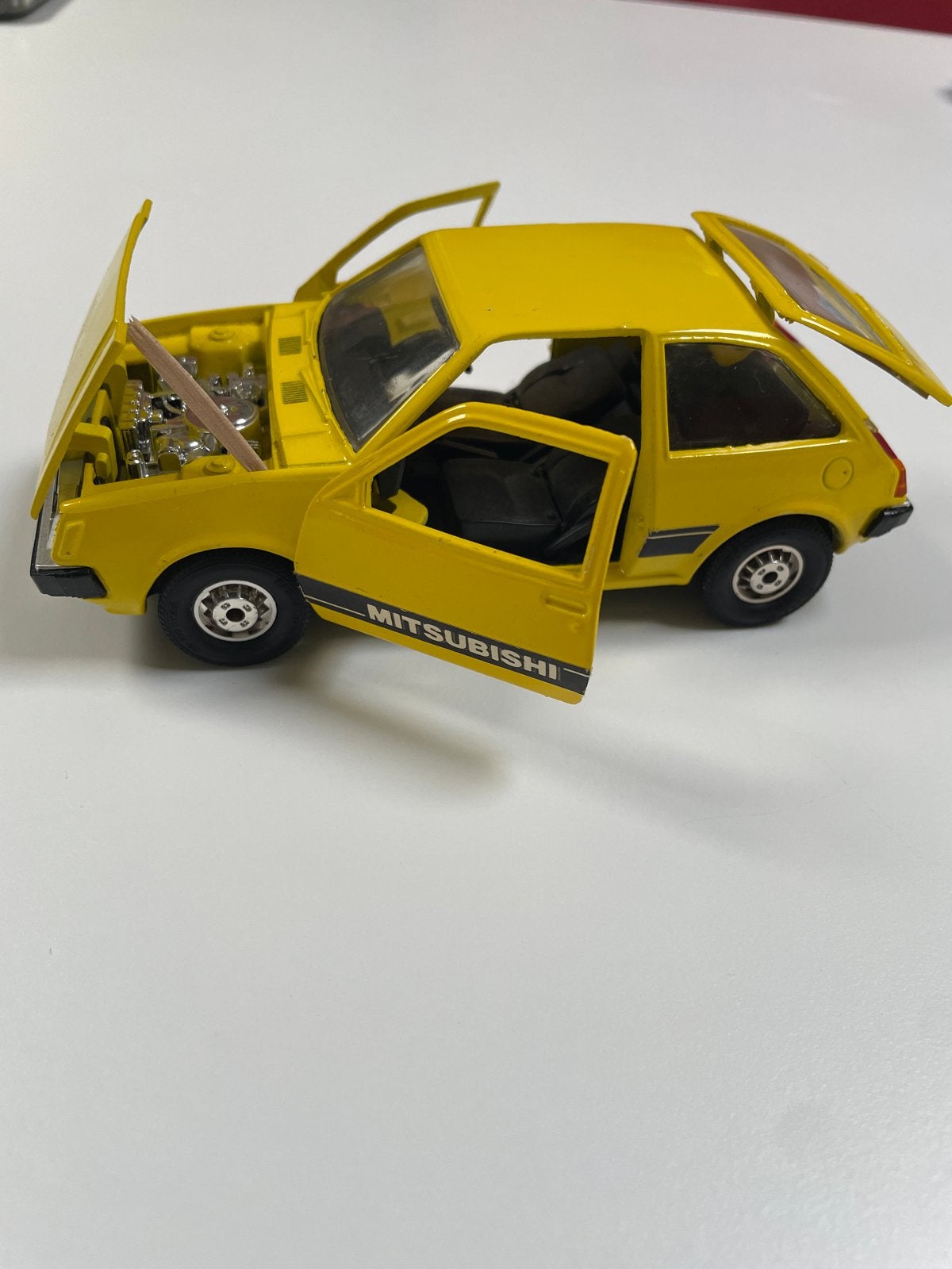 Gele Mitsubishi Colt schaalmodel V85 - Made in Japan, Ophalen of Verzenden, Zo goed als nieuw, Auto