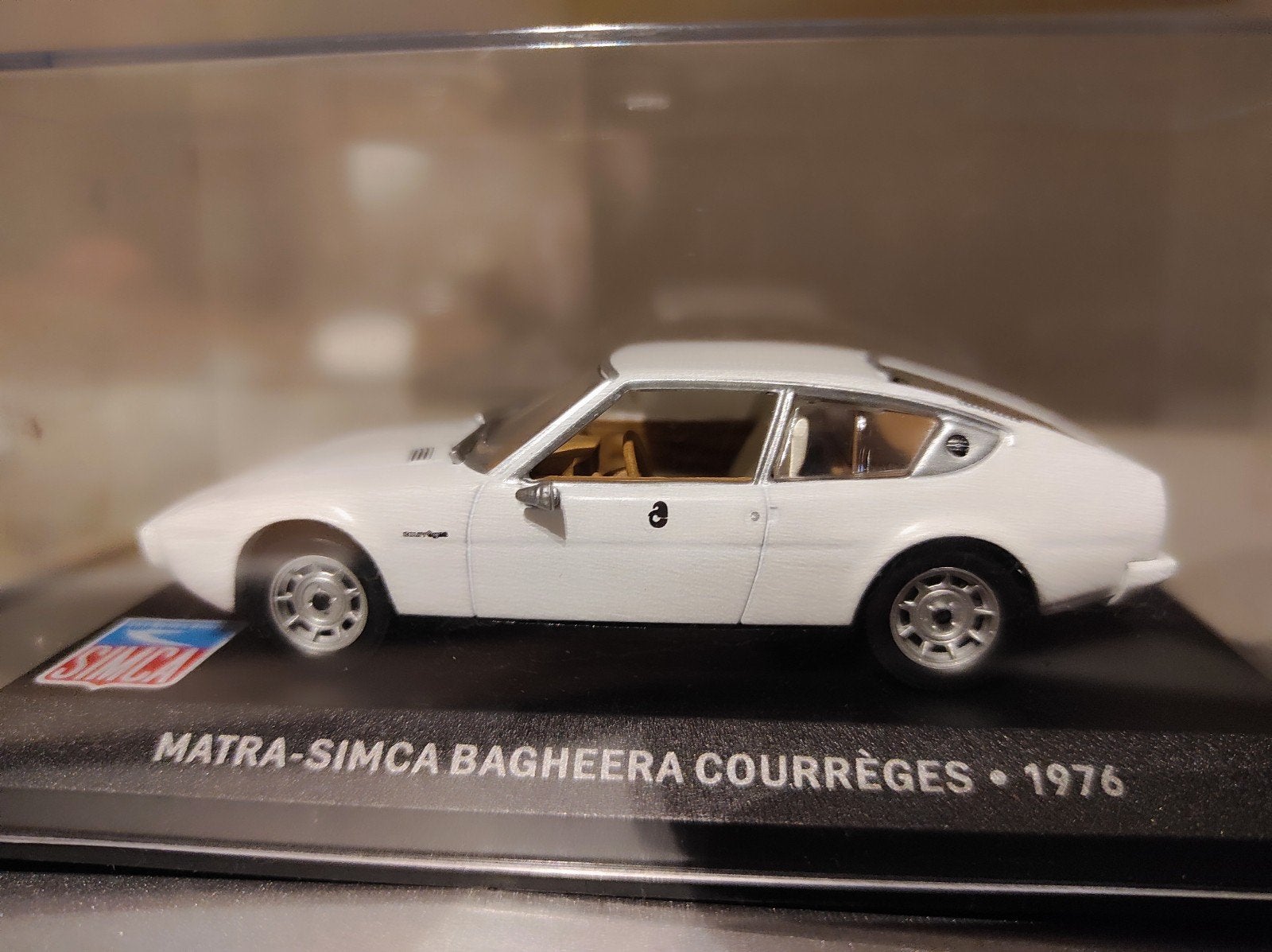 Matra Simca Bagheera Courréges wit 1976 1:43 in vitrinedoosj, Ophalen of Verzenden, Auto, Overige merken