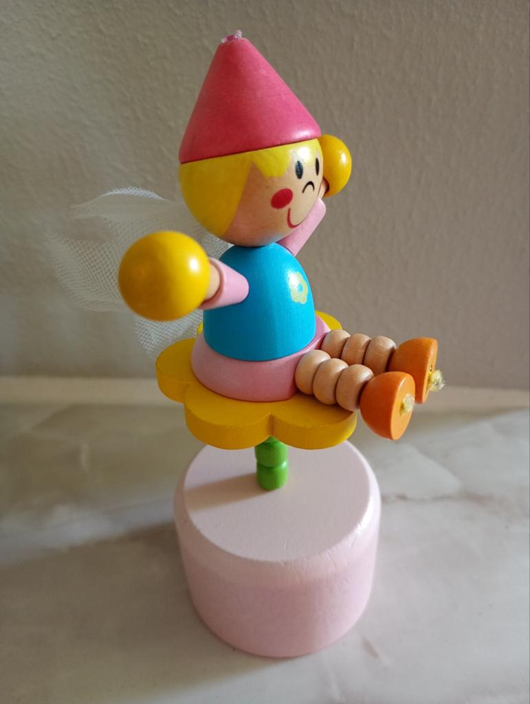 Houten drukpoppetje vrouwtje op bloem, Ophalen of Verzenden