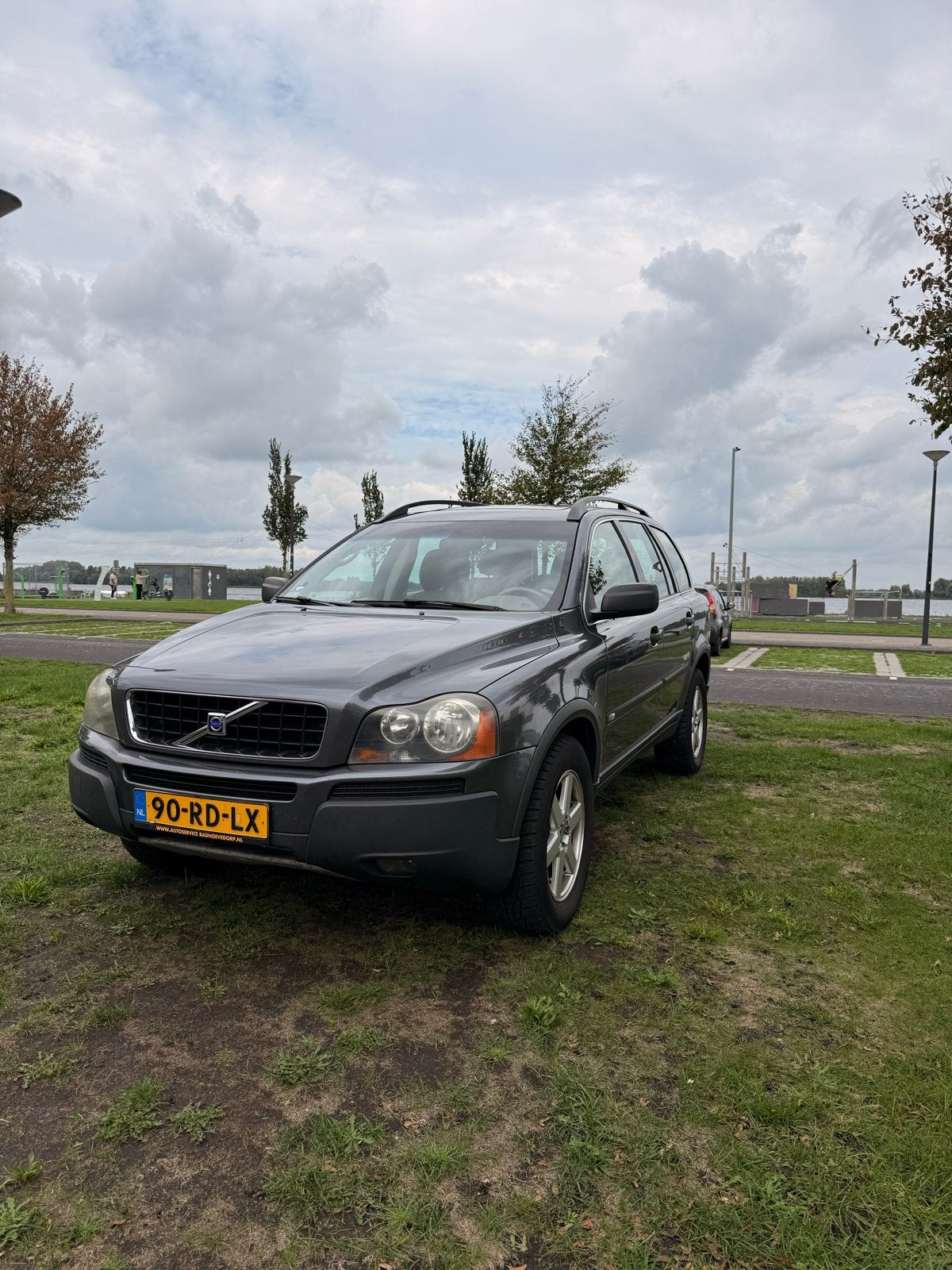 Volvo XC90 2.5 T momentum 2005 Grijs, 7 stoelen, 2521 cc, Origineel Nederlands, Vierwielaandrijving