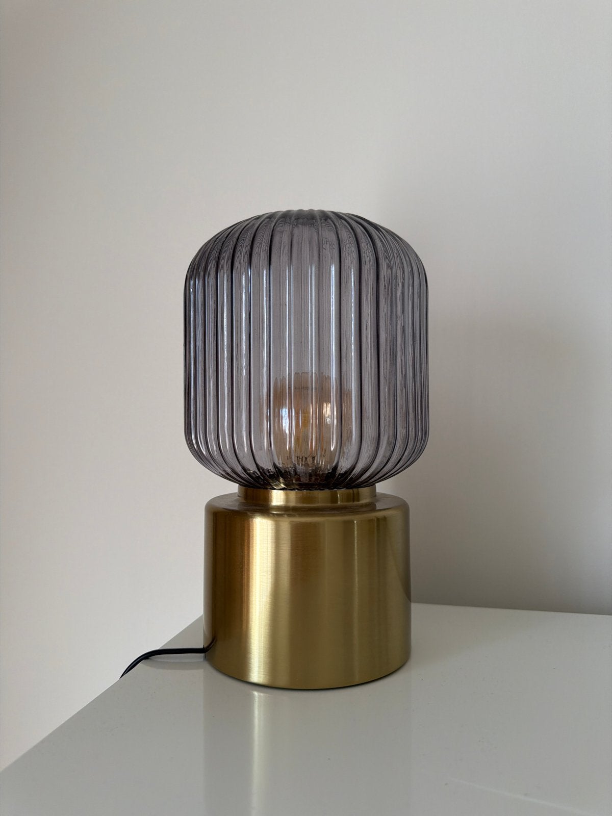 Moderne tafellamp met geribbeld glas en gouden voet, Ophalen, Meerkleurig, Met stekker, Modern