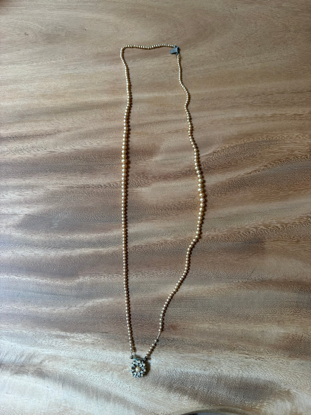 Elegante parelketting met hanger en kristallen, Gebruikt, Wit, Ophalen of Verzenden, Overige materialen