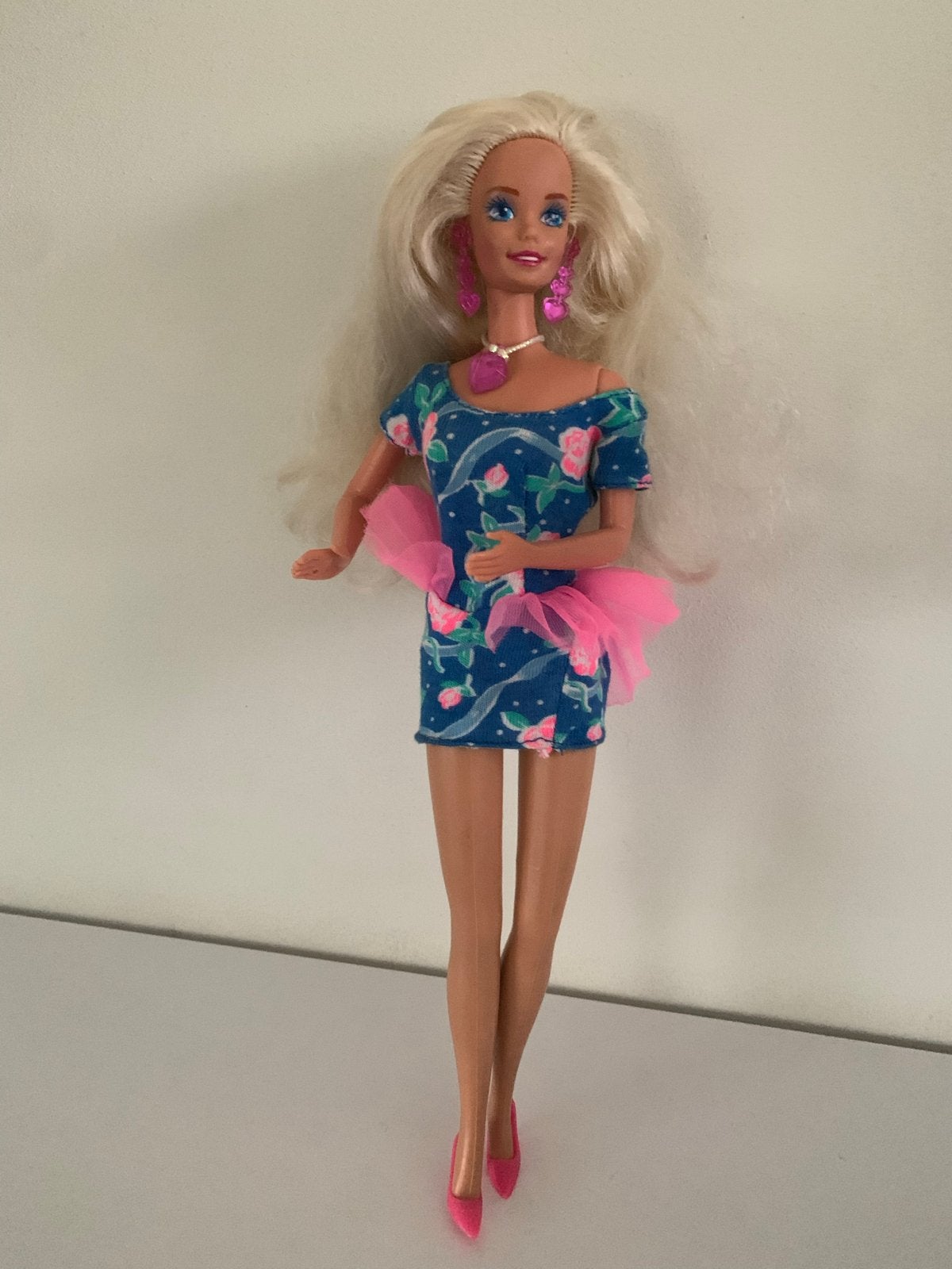 Vintage Barbie pop met roze rozenjurk en accessoires, Ophalen of Verzenden, Zo goed als nieuw, Barbie