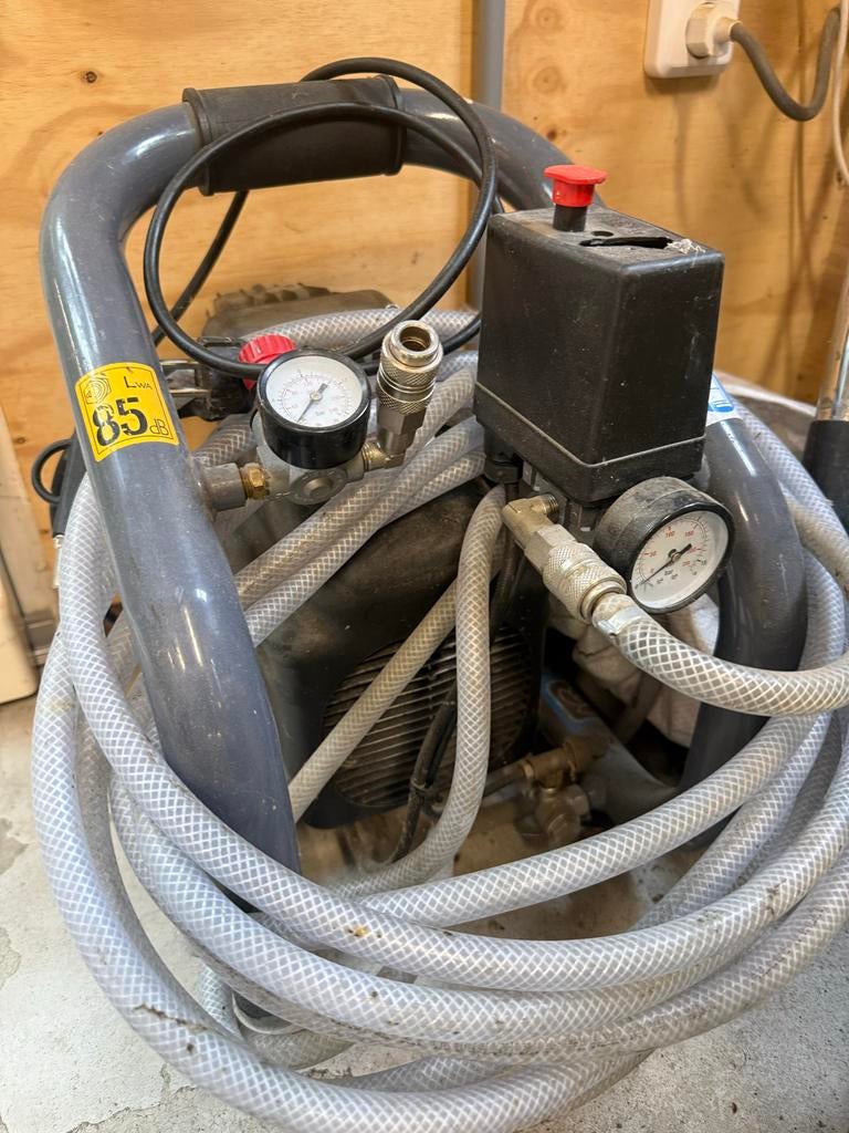 Gebruikte compressor met slang - Werkklaar, Doe-het-zelf en Verbouw, Compressors, Ophalen, 6 tot 10 bar, Zo goed als nieuw, Minder dan 200 liter/min