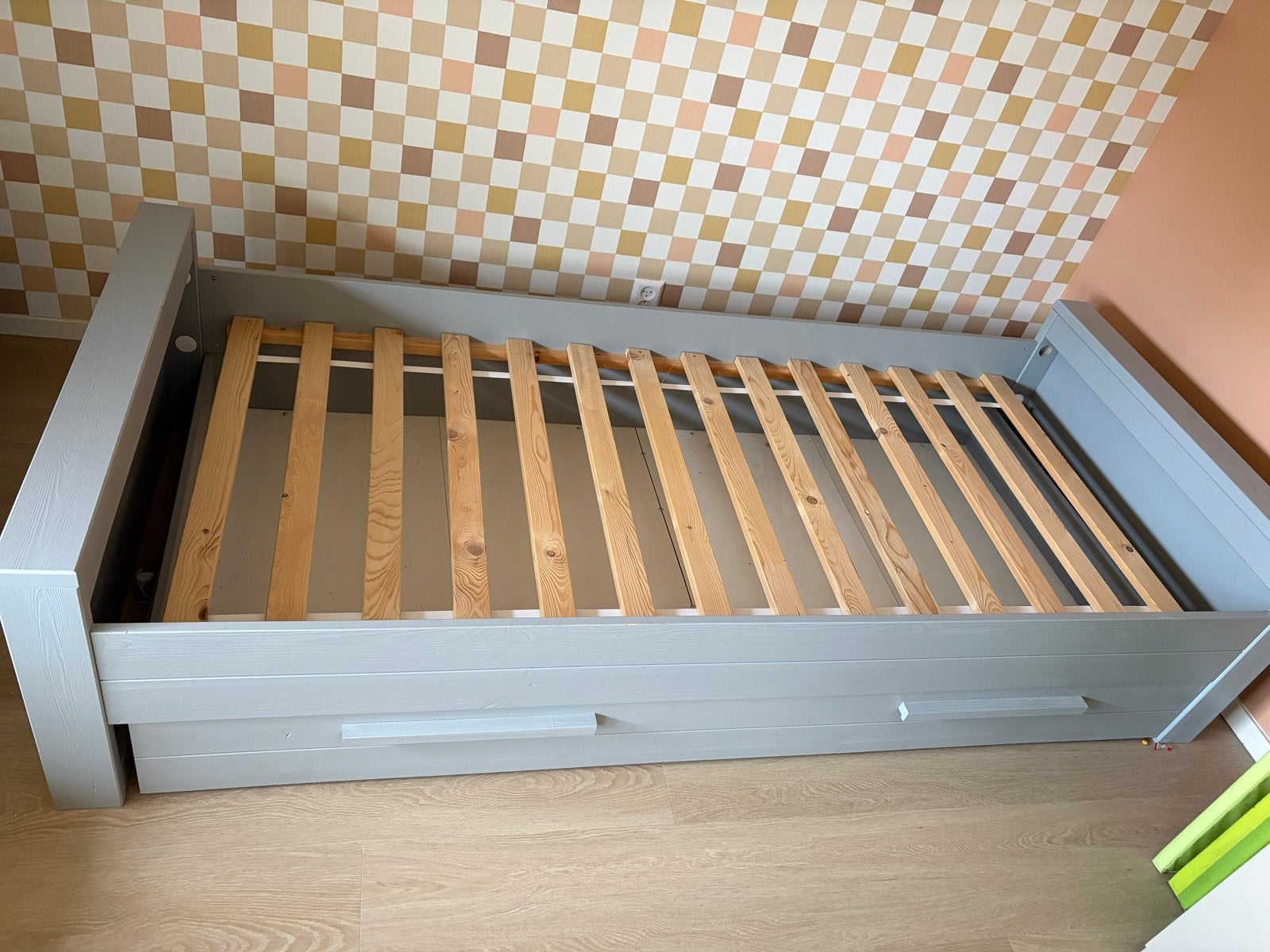 Grijs Woood bed met opberglade en lattenbodem, Ophalen, 85 tot 100 cm, Gebruikt, Lattenbodem