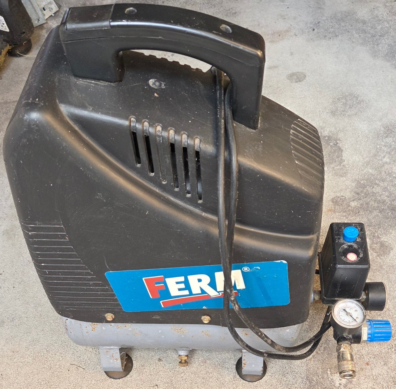Ferm CRM1036 Compressor 6L met bandenpomp en slang, Doe-het-zelf en Verbouw, Gebruikt, 6 tot 10 bar, Ophalen of Verzenden, Minder dan 200 liter/min