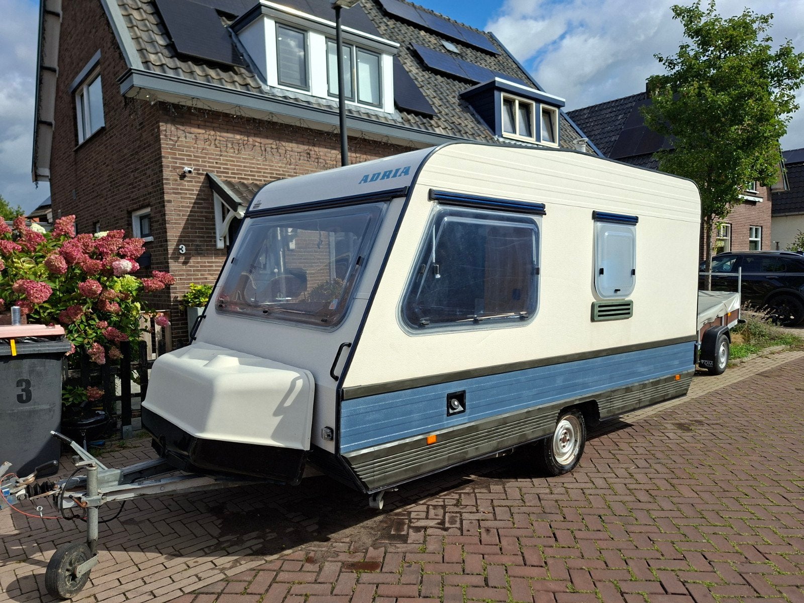 Adria caravan met luifel, Caravans en Kamperen, Particulier, Adria, Tot en met 4, Koelkast