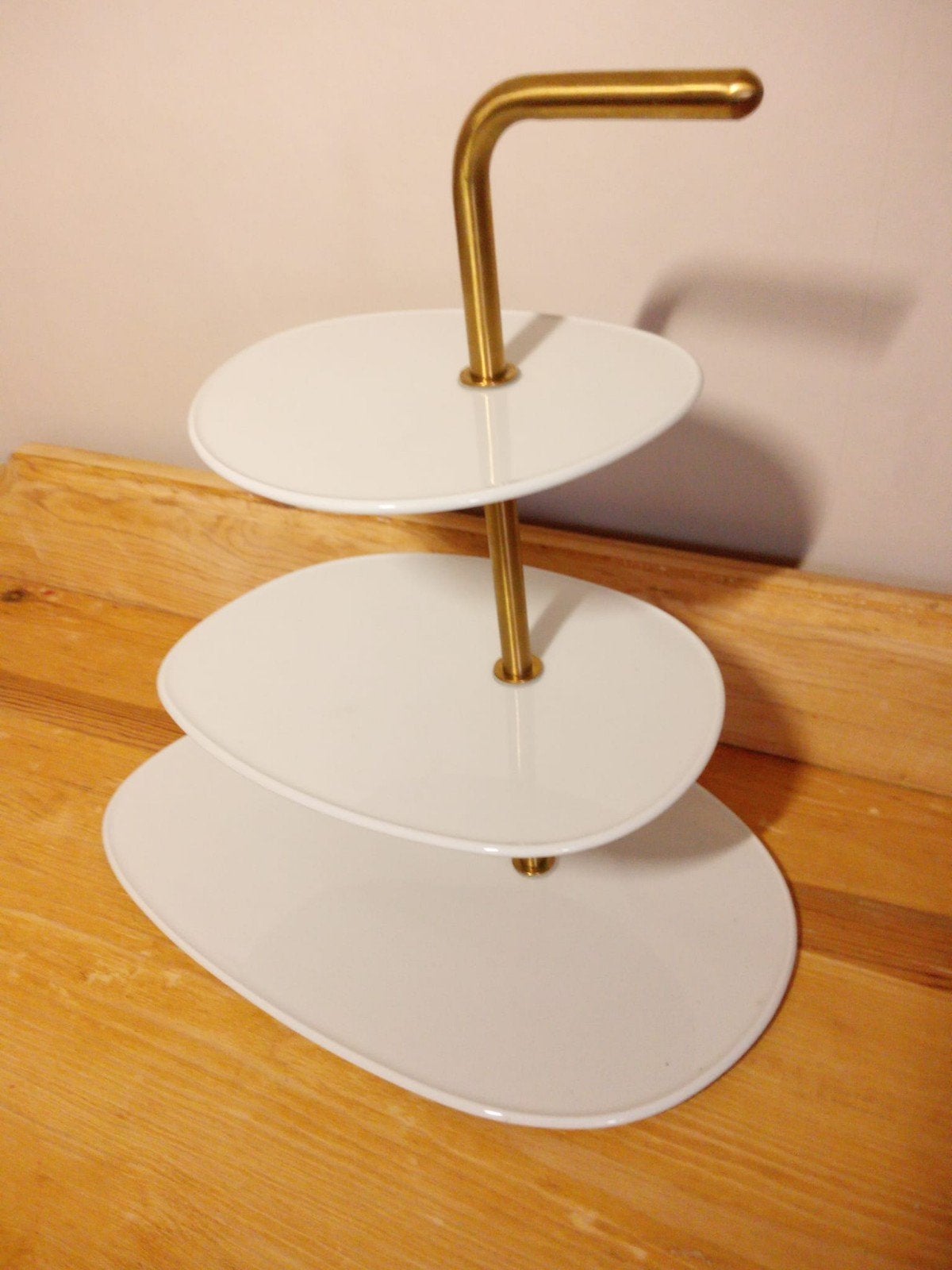 IKEA Etagère 3-laags wit met goudkleurig handvat, Ophalen, Etagère, Zo goed als nieuw, Steen/keramiek