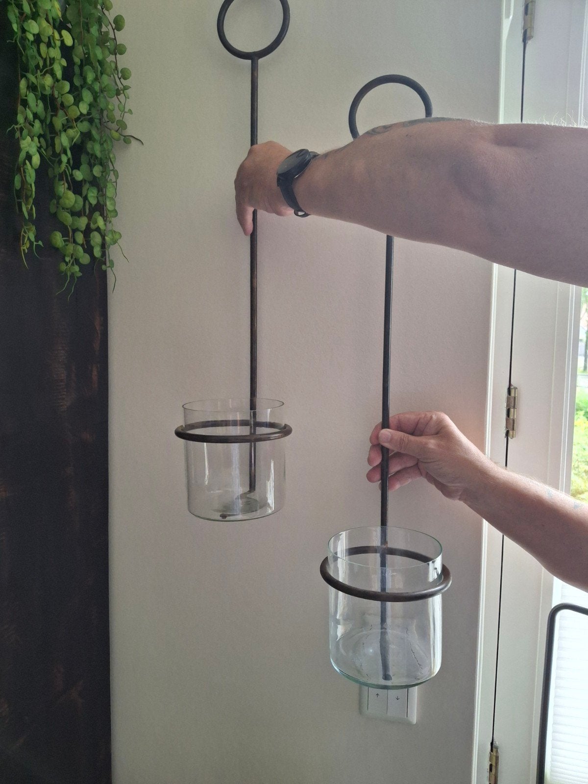 Metalen hangende kandelaars met glazen windlicht, Ophalen, Gebruikt, Bruin, Metaal