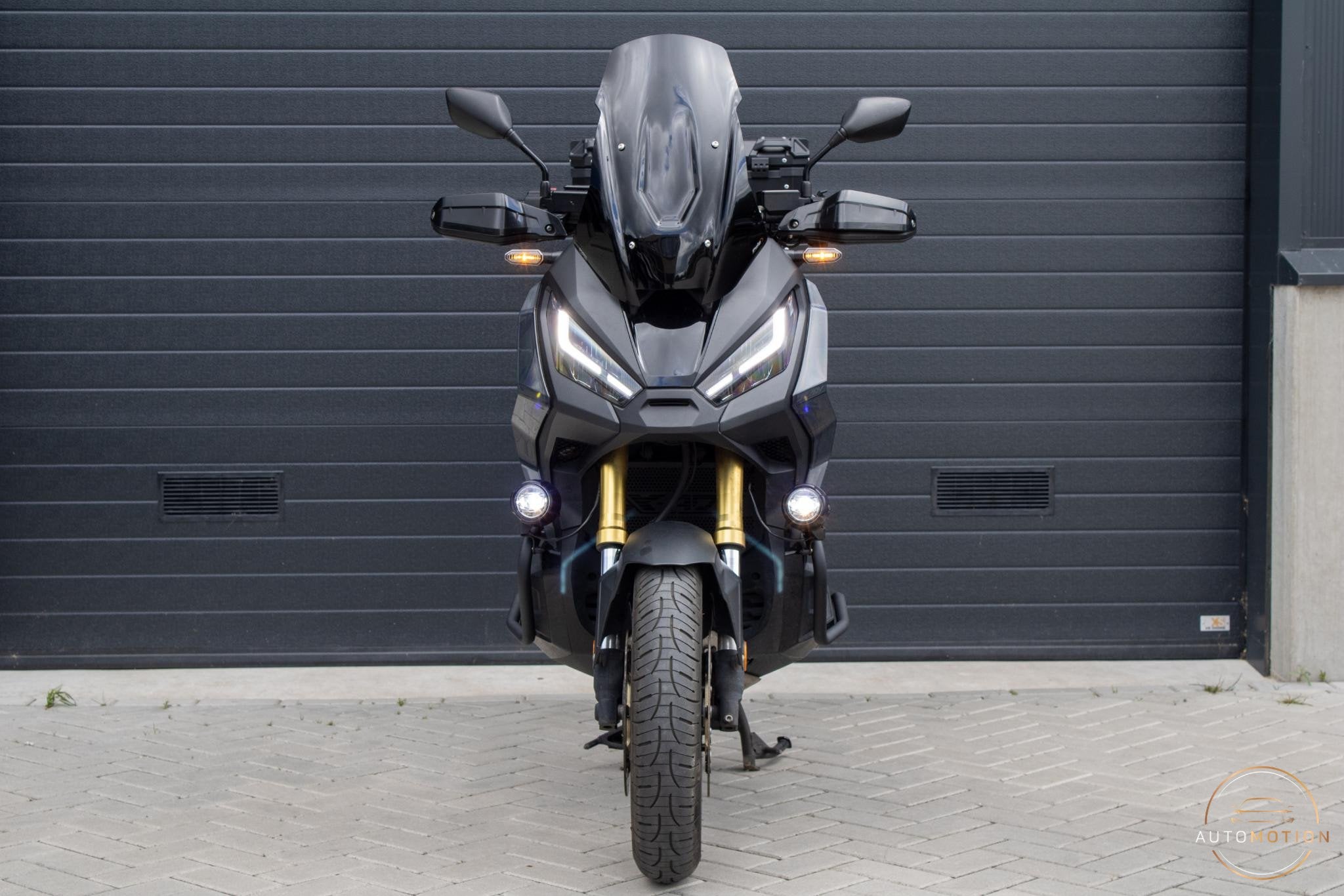 Honda X-ADV 750 | Akra| Mistlampen | Koffer | Smoked Windsch, 750 cc, Handvatverwarming, Scooter, Rivium Boulevard 222-11
2909 LK  Capelle aan den Ijssel, NL