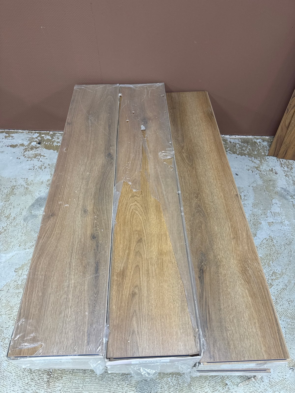 Restpartij laminaat bruin brede planken 8mm 29,6m2, Ophalen, Nieuw, 10 m² of meer, 10 tot 30 cm
