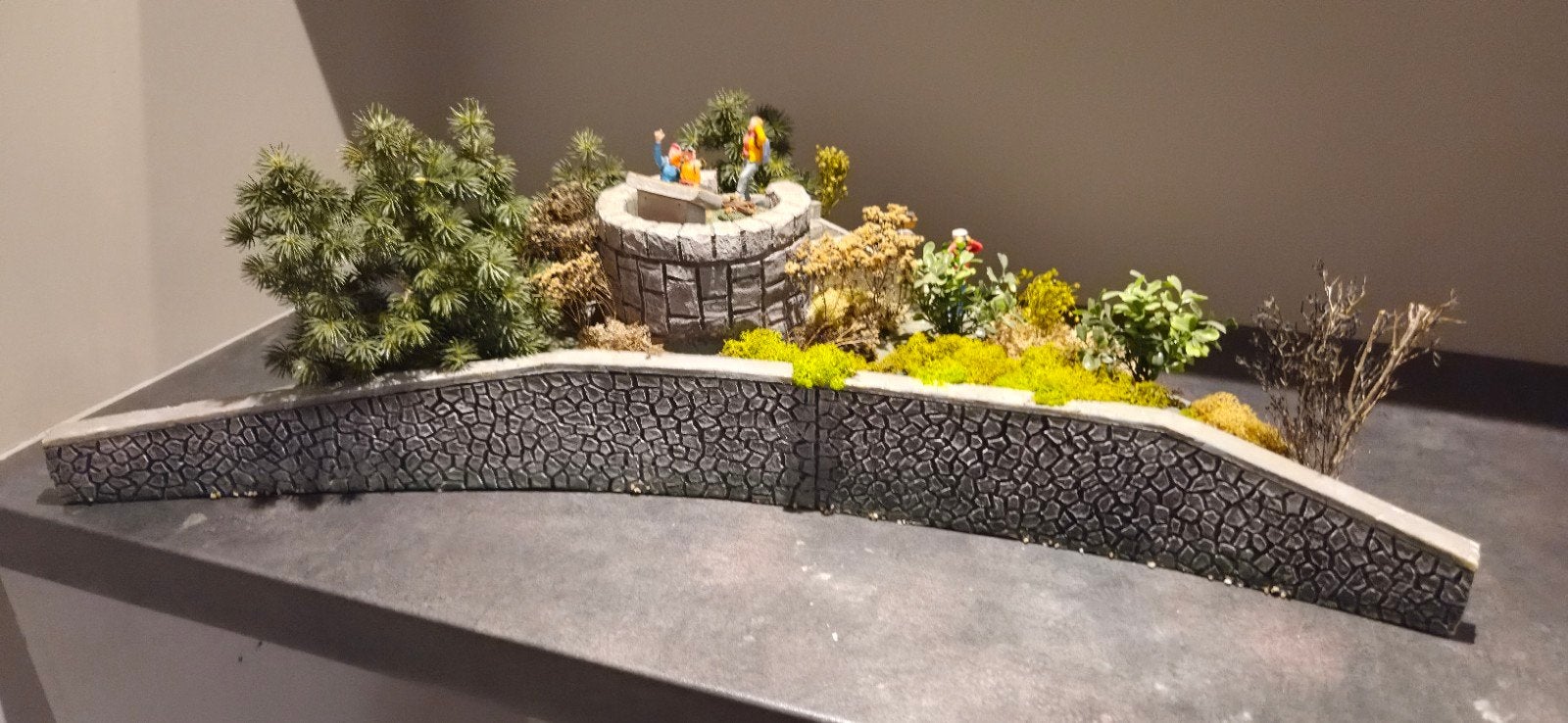 Voor bij LGB, Miniatuur diorama met rotsen, bomen en figuren, Overige merken, Gebruikt, Gelijkstroom of Wisselstroom, Brug, Tunnel of Gebouw