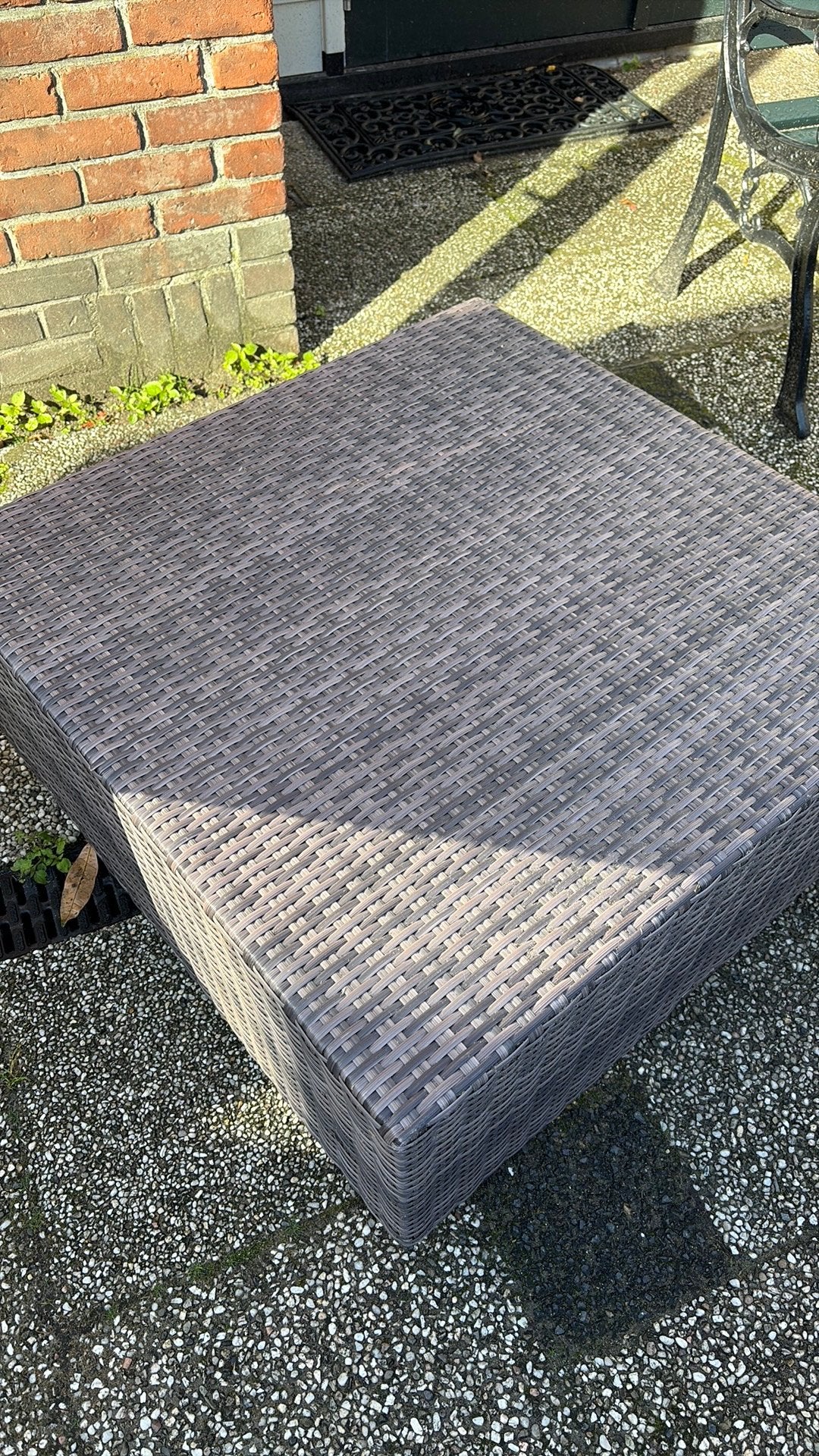 Gratis - kunsttof tuintafel gevlochten 80x80x35 cm, Tuin en Terras, Ophalen, Gebruikt