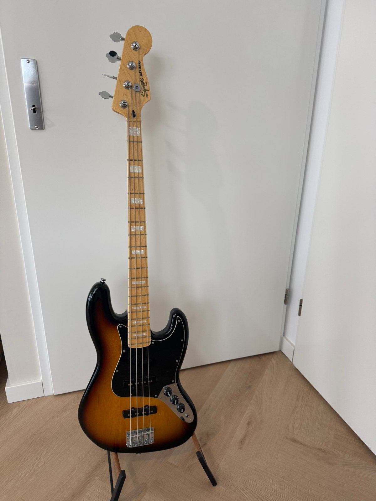 Squier jazz bass, Muziek en Instrumenten, Ophalen, Zo goed als nieuw