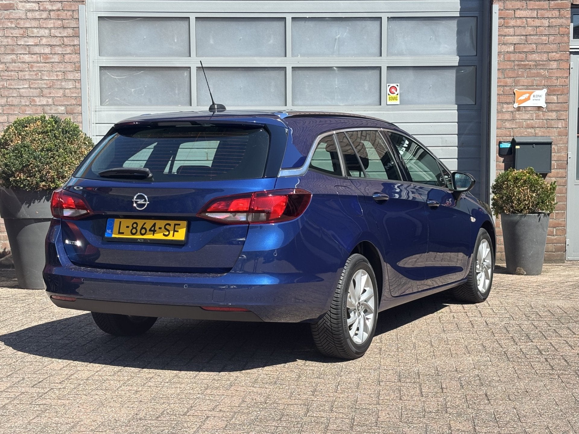 Opel Astra Sports Tourer 1.2 Business Elegance Dealer onderh, Auto's, Gebruikt, Euro 6, 1199 cc, Blauw