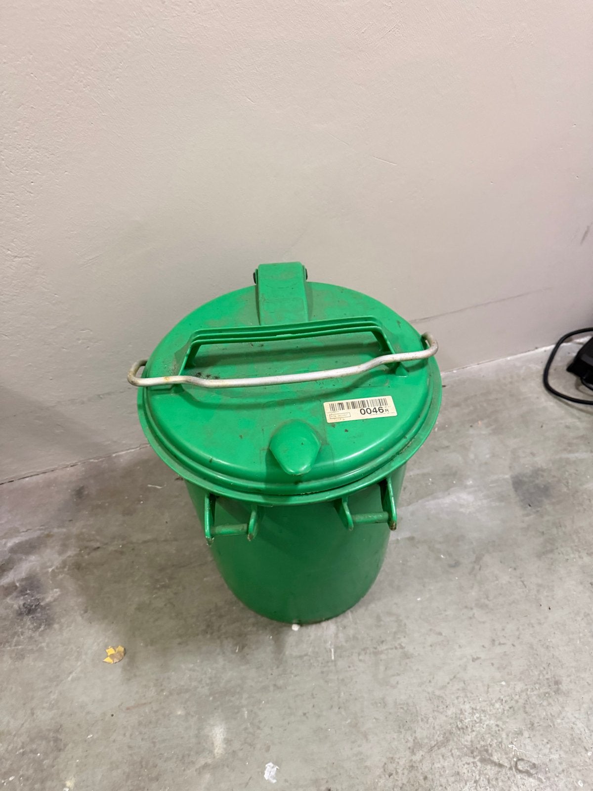 Groene afvalemmer met deksel en handvat, Ophalen, 50 – 75, Kunststof, Gebruikt