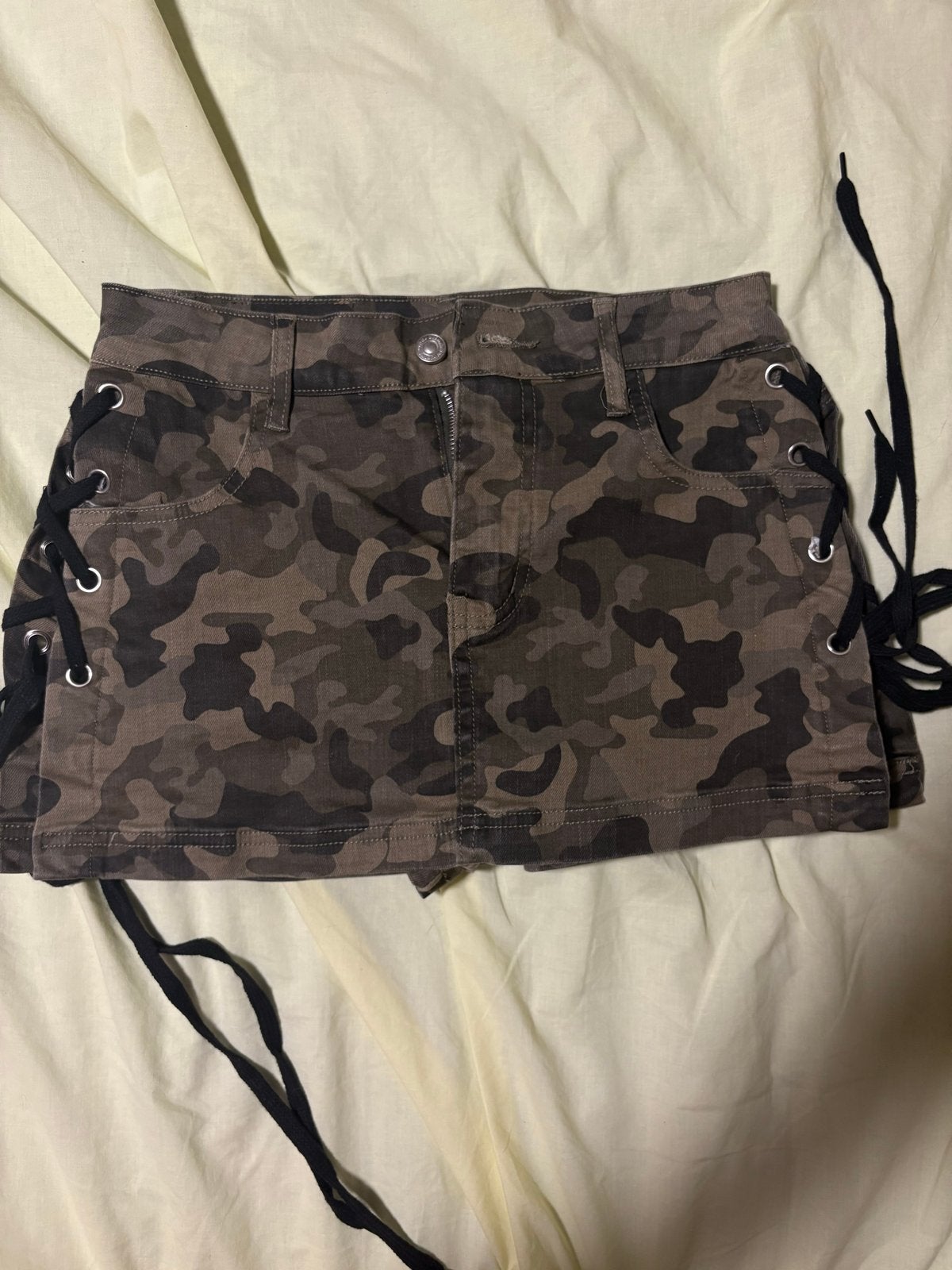 Camo Skort met Veters aan de Zijkant - Nieuw, Kleding | Dames, Rokken, Ophalen of Verzenden, Nieuw, Groen, Boven de knie