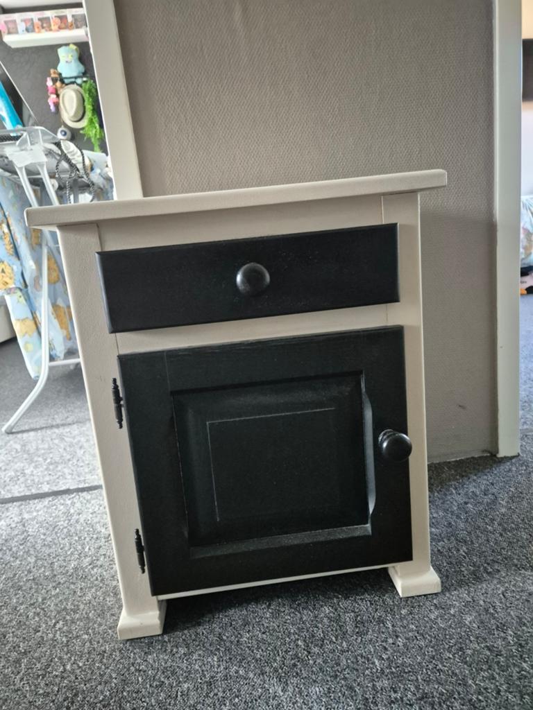 Nachtkastje met lade en deurtje - Crème/Zwart, Huis en Inrichting, Slaapkamer | Nachtkastjes, Ophalen, Gebruikt, 55 tot 70 cm