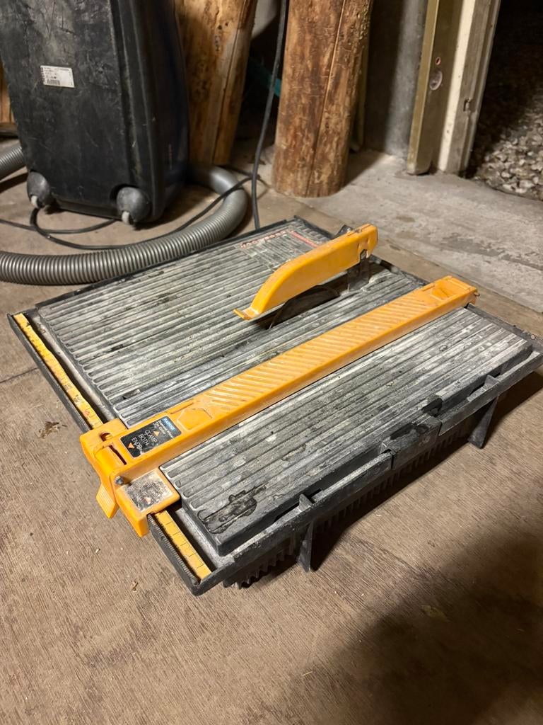 Tegelzaag machine met waterbak tegen stof, Gebruikt, Overige typen, Ophalen of Verzenden, 30 tot 70 mm
