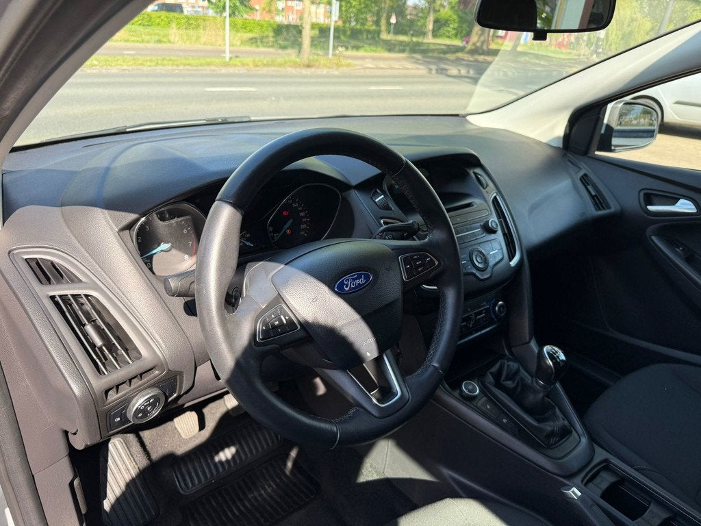 Ford Focus Wagon 1.0 Trend Edition STUURVERW.|STOELVERW.|APK, Gebruikt, Origineel Nederlands, Handgeschakeld, Grijs