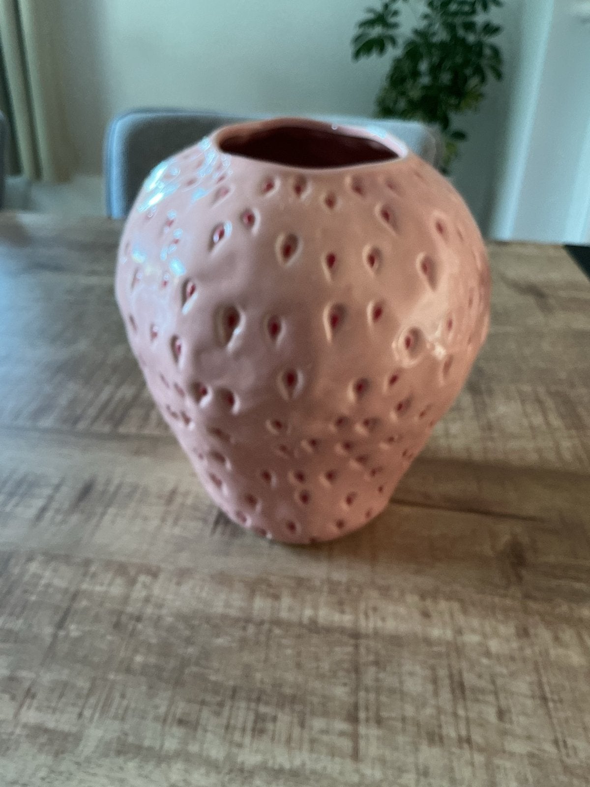 Mooie bloemenvaas - 22,5 cm hoog, aardbei design, Huis en Inrichting, Gebruikt, Met patroon/structuur, Ophalen of Verzenden, Roze