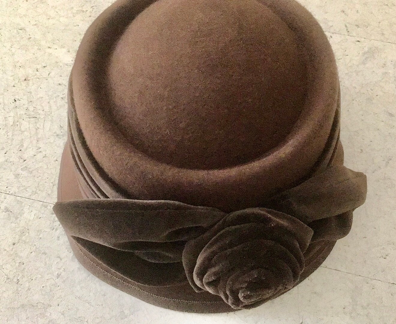 Antiek Vilten hoed met fluwelen band en roos. Engels design., Kleding | Dames, Ophalen of Verzenden, Gedragen, One size fits all