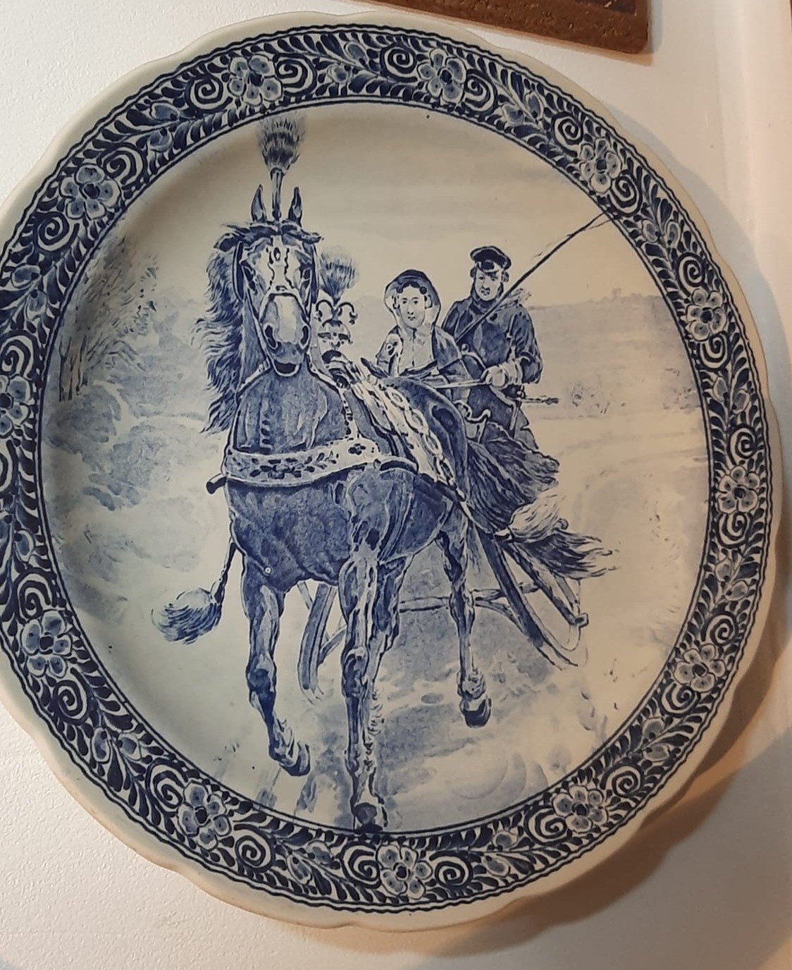 Delfts blauw wandbord met paard en koets, Ophalen