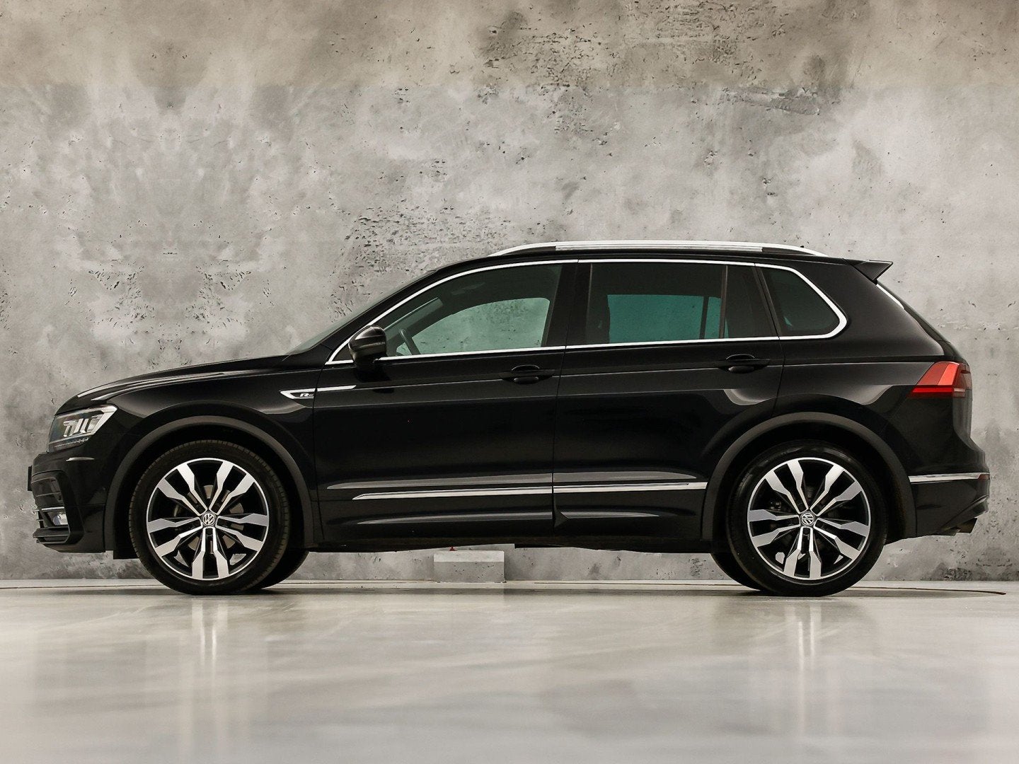 Volkswagen Tiguan 1.5 TSI ACT R-Line Sport 150Pk Automaat (P, Auto's, 12 maanden, Alcantara, Zwart, Origineel Nederlands
