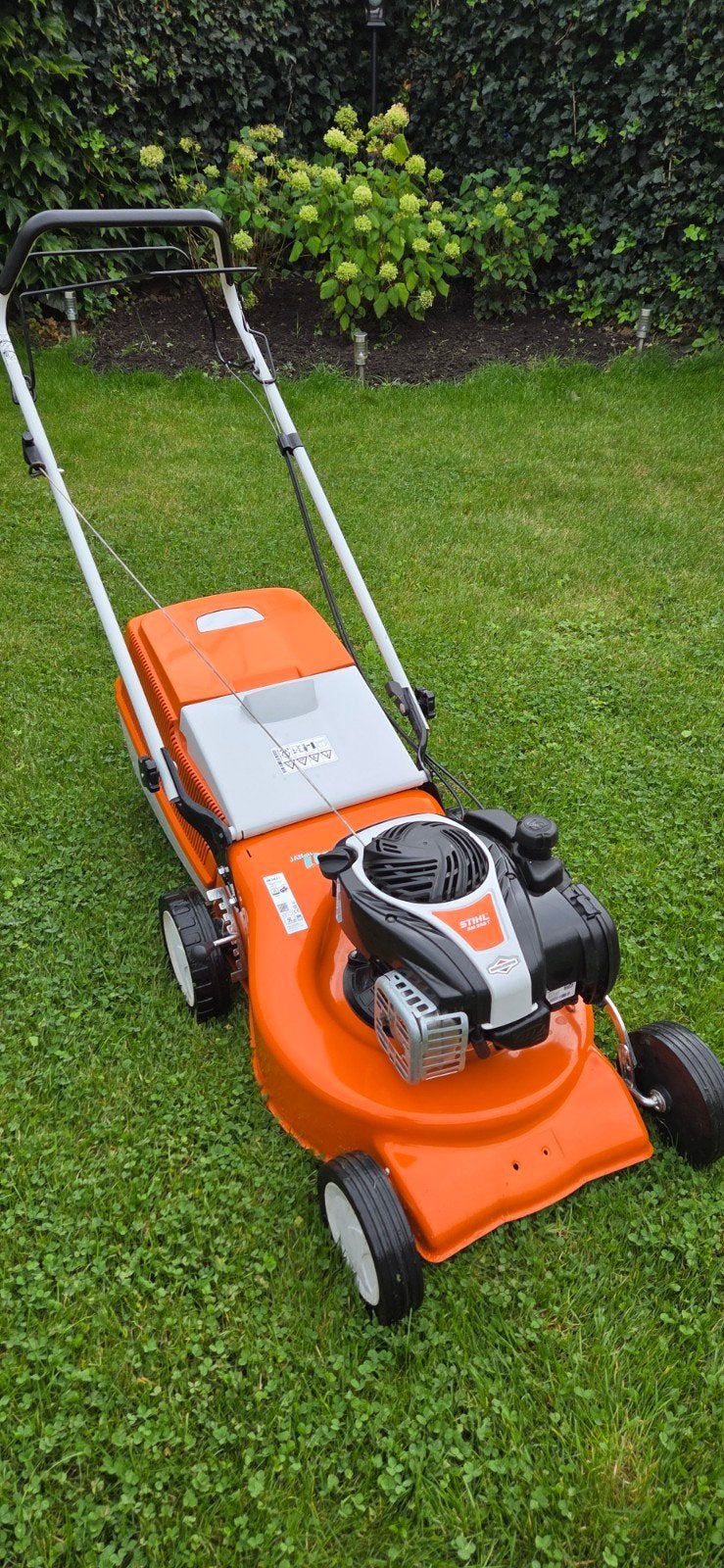 Zeer nette Stihl benzine loopmaaier met aandrijving, Ophalen, Cirkelmaaier, Zo goed als nieuw, Opvangbak