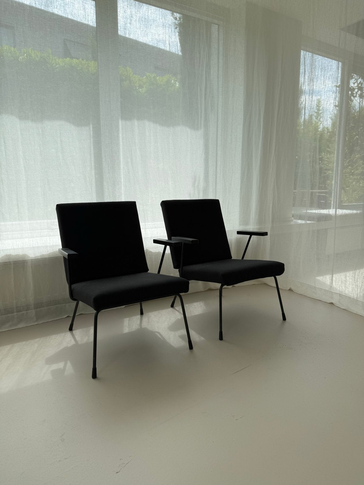 2 zwarte Gispen fauteuils ontworpen door Wim Rietveld, Ophalen, Gebruikt, Twee, Zwart