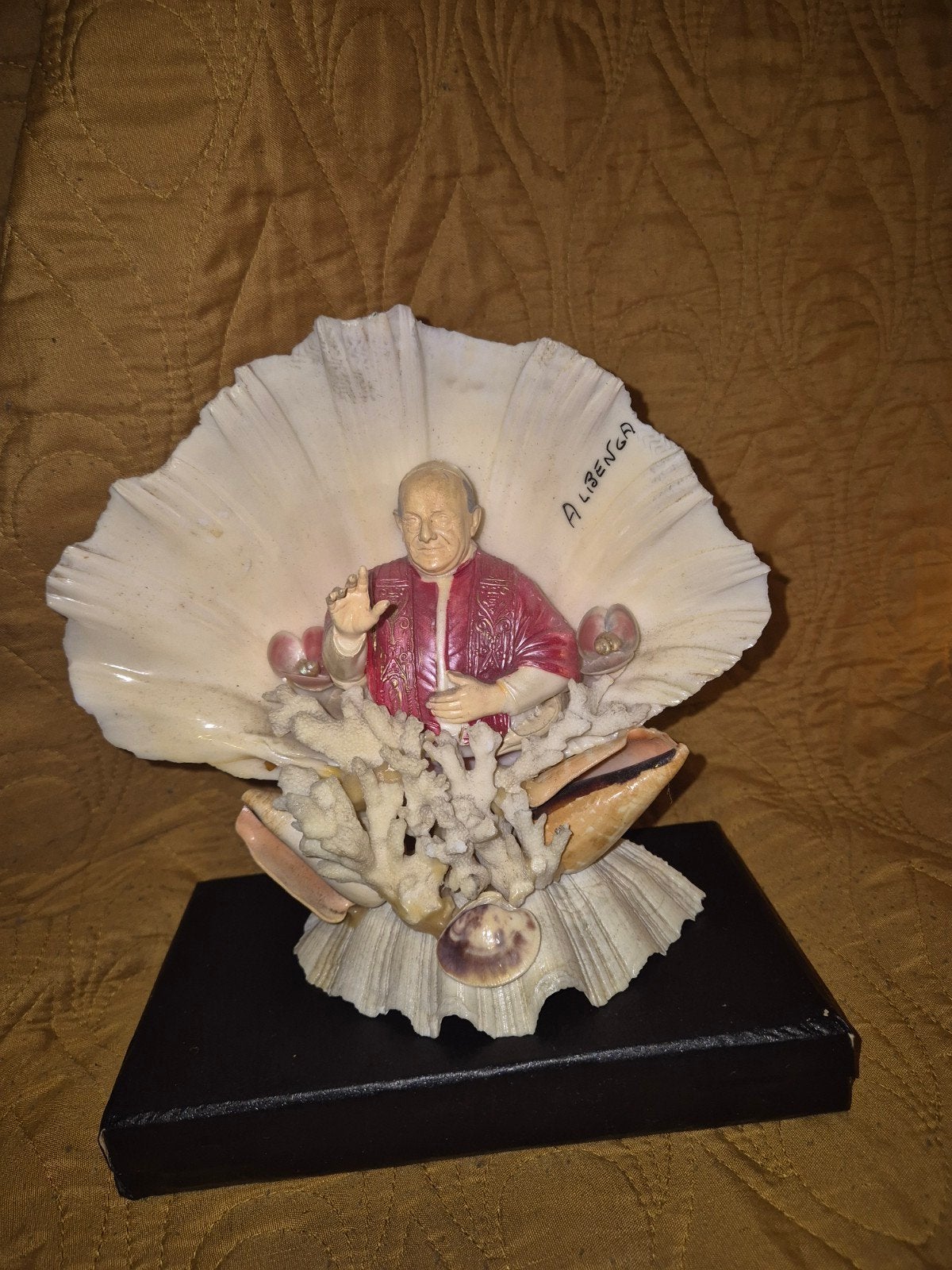 Uniek handgemaak schelpbeeldje pausfiguur, Ophalen of Verzenden