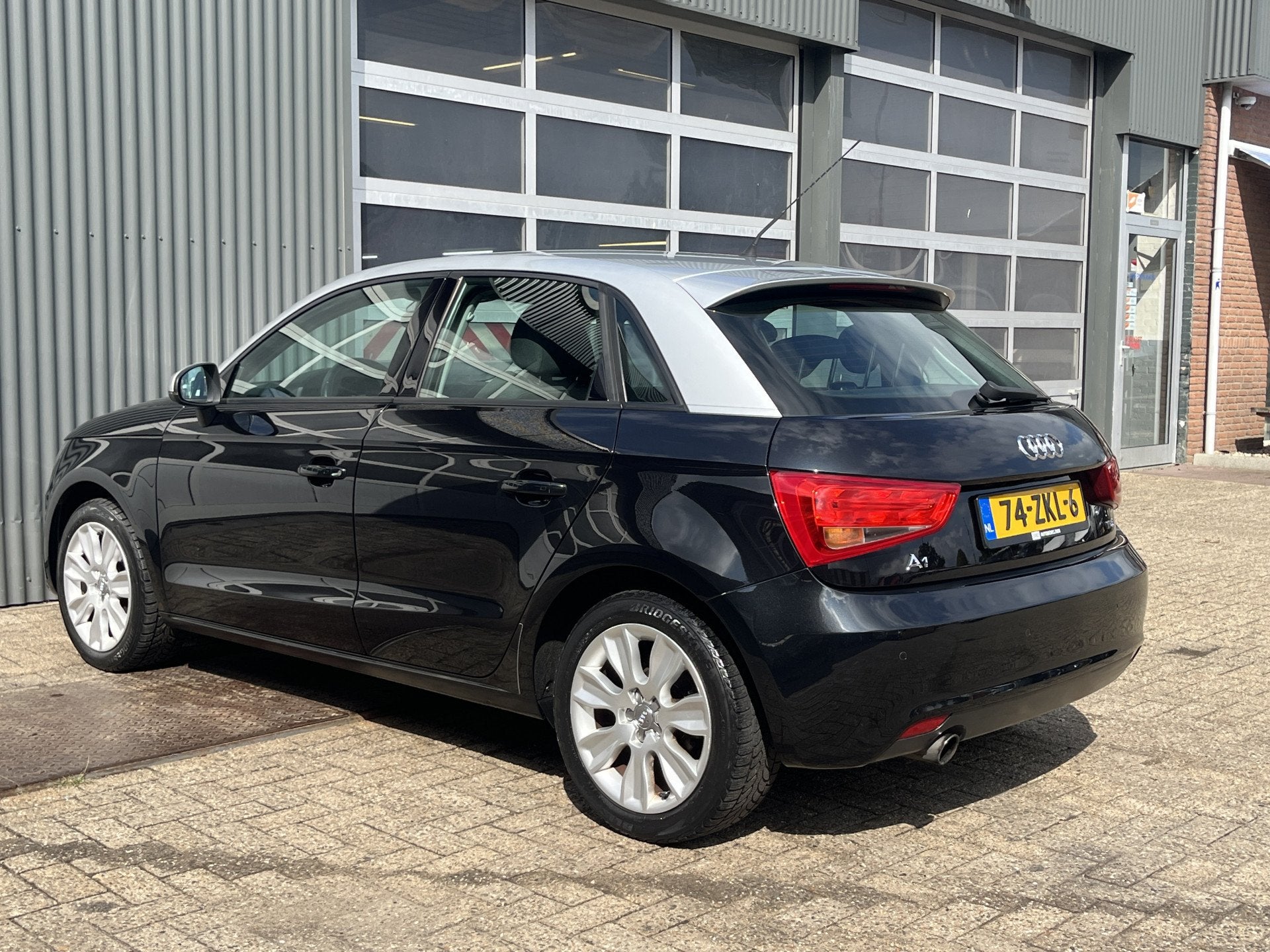 Audi A1 Sportback 1.2 TFSI Attraction Pro Line Zilver editio, Voorwielaandrijving, Euro 5, Zwart, 4 cilinders