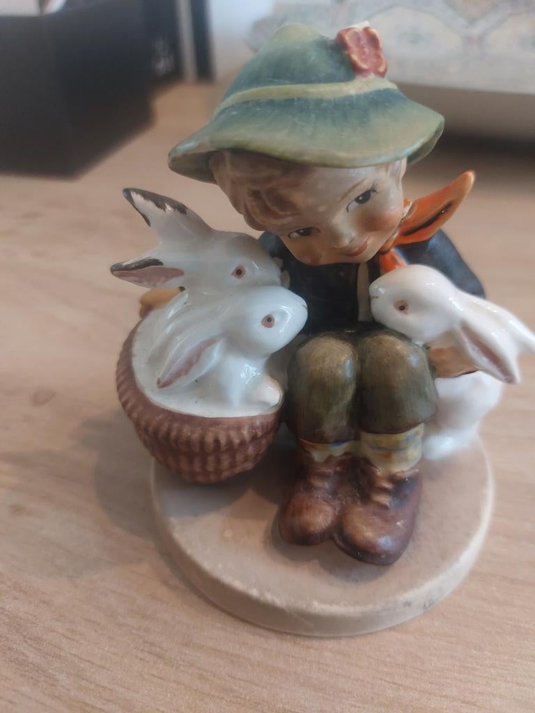 Hummel beeldje jongen met konijnen - Vintage, Ophalen of Verzenden, Gebruikt, Hummel