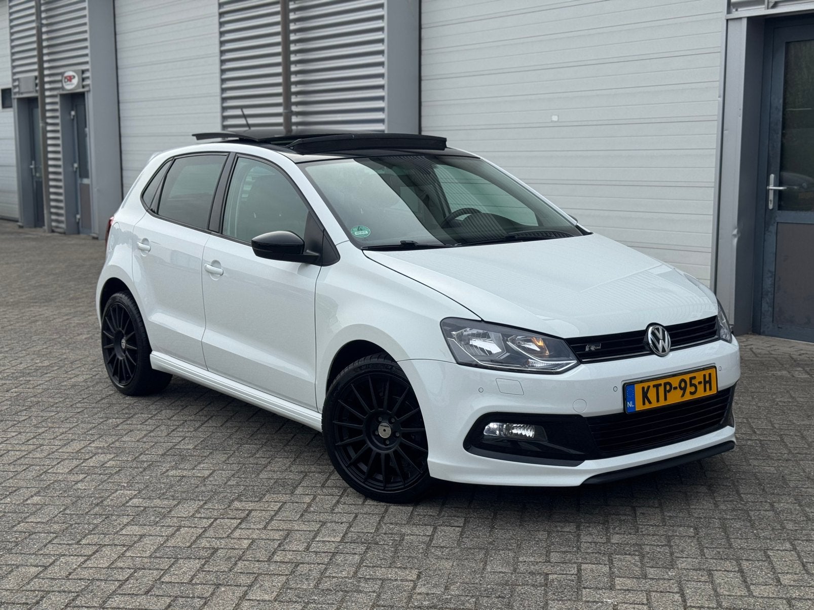 VOLKSWAGEN POLO 1.2 TSI R LINE PANORAMADAK CARPLAY PDC, Auto's, Voorwielaandrijving, Zwart, 4 cilinders, Alcantara