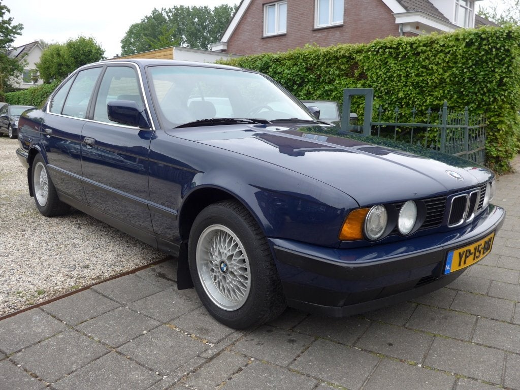 BMW 5 Serie 520i Automaat Als nieuw! (bj 1990), Auto's, Oldtimers, Achterwielaandrijving, 150 pk, Blauw, Origineel Nederlands
