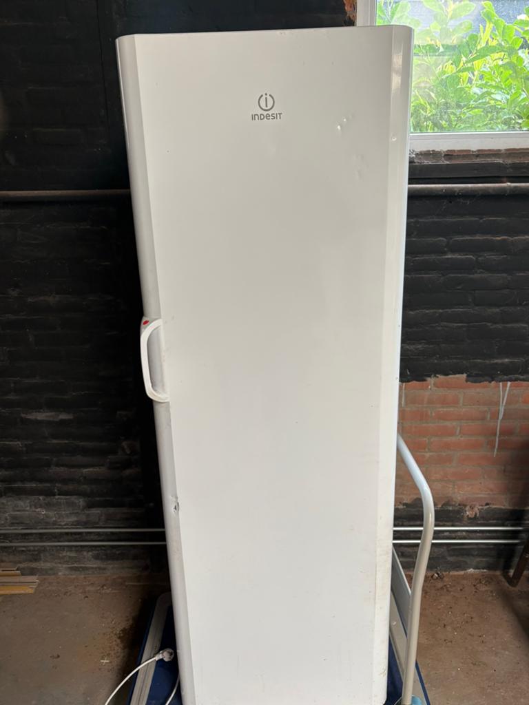 Indesit grote vriezer werkt perfect, Witgoed en Apparatuur, Vriezers en Diepvrieskisten, Ophalen, Zo goed als nieuw, 60 tot 90 cm