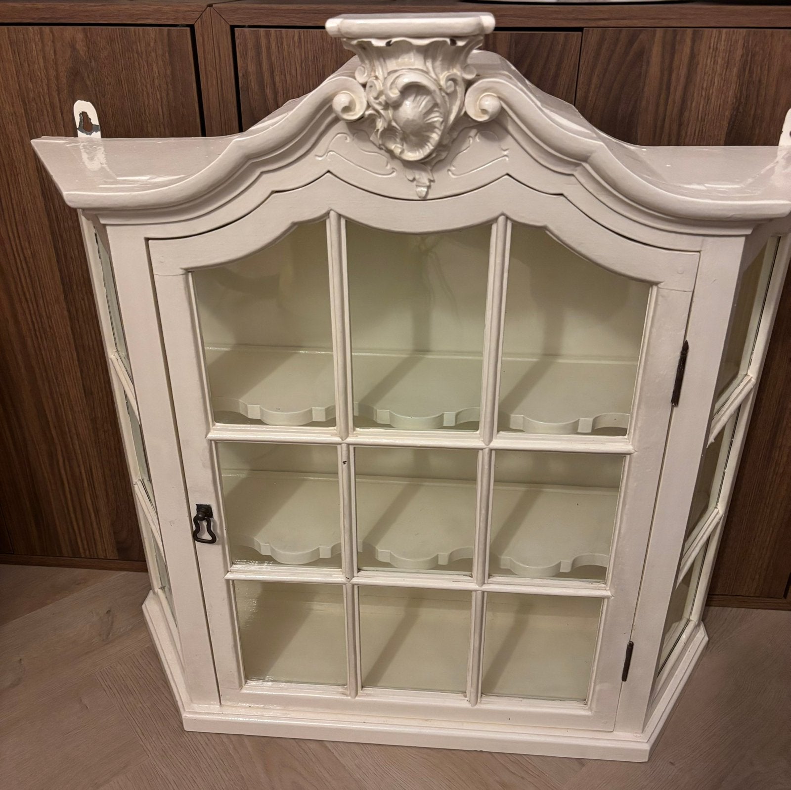 Witte houten vitrinekast landelijke stijl, zeer decoratief, Ophalen