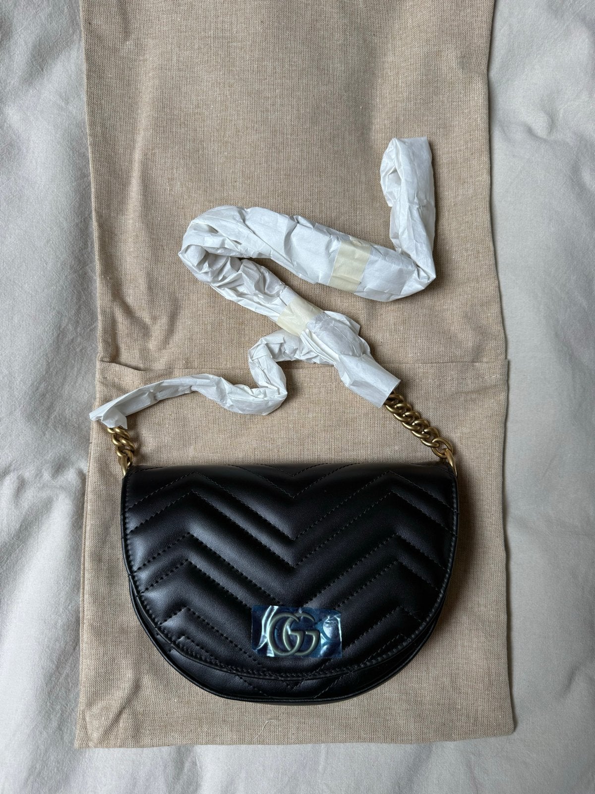 Gucci GG Marmont Half Moon Mini Tas Zwart, Sieraden, Tassen en Uiterlijk, Tassen | Damestassen, Ophalen, Nieuw, Zwart, Schoudertasje