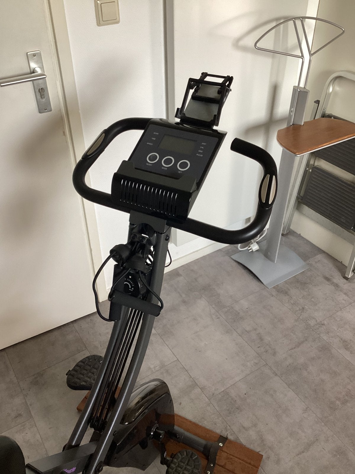 Slim cycle hometrainer