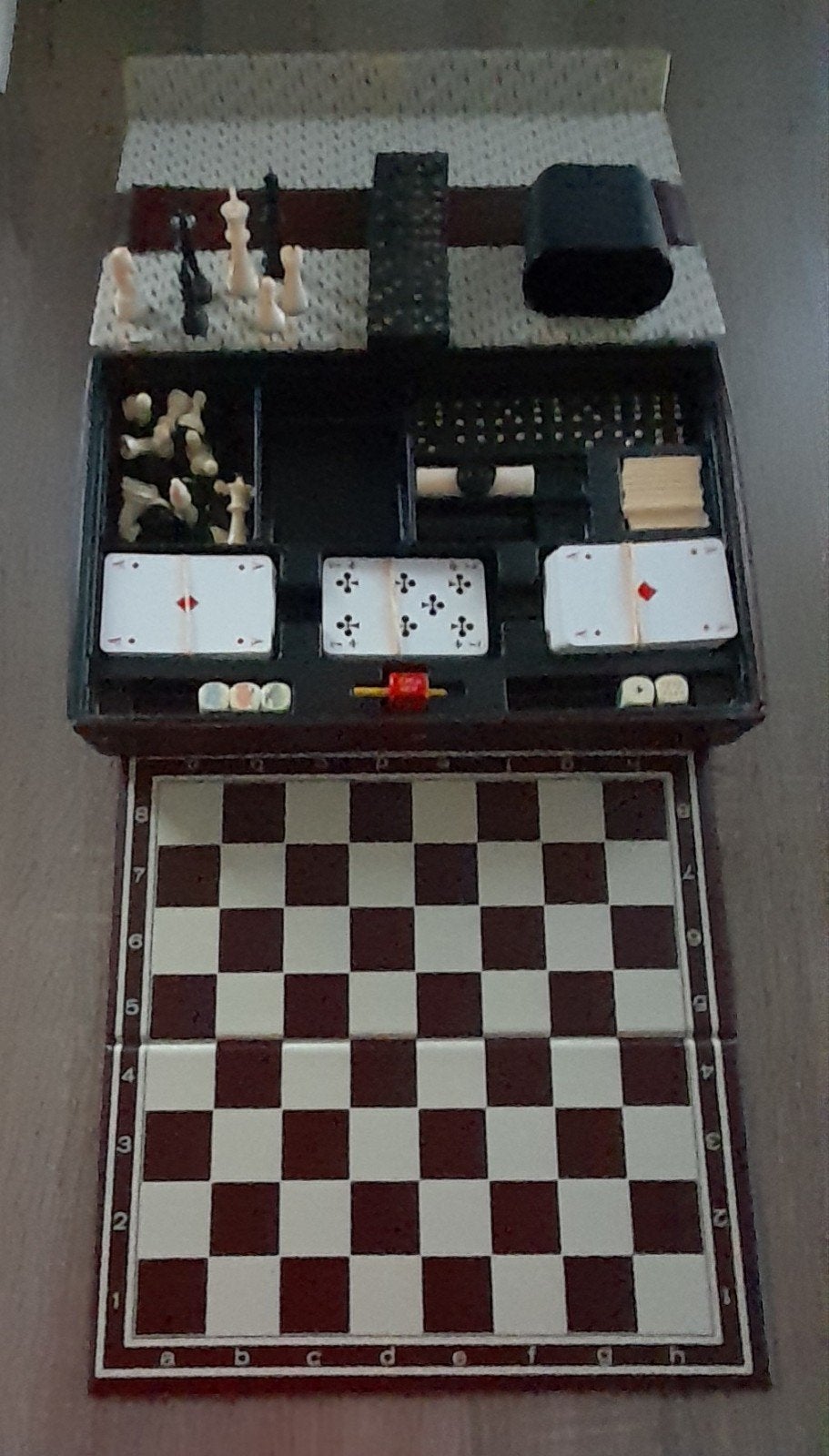 Kunstleren koffer + diverse spellen voor thuis en vakantie ., Hobby en Vrije tijd, Gezelschapsspellen | Overige, Vijf spelers of meer